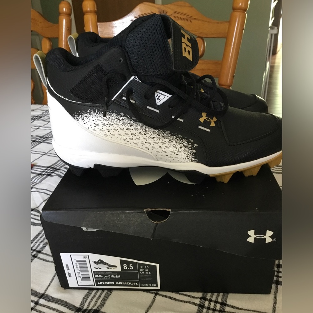 BRAND NEW no tags Under Armour Baseball Cleats men’s size 8.5